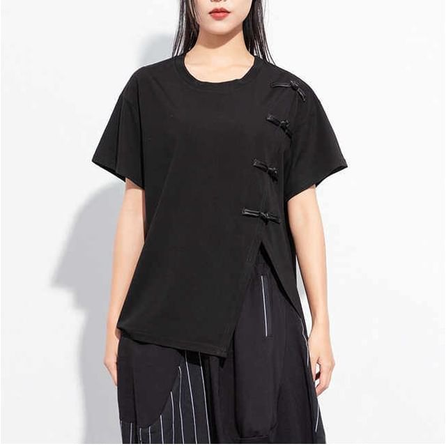 SIMPLE BLACK-Short-Sleeve Crewneck Frog Buttoned Asymmetrical Plain T-Shirt
