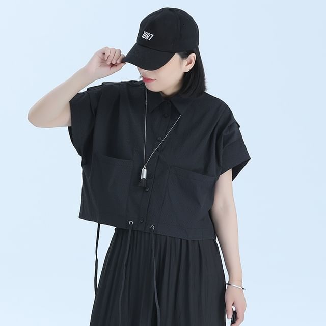 SIMPLE BLACK-Short-Sleeve Pocketed Plain Shirt