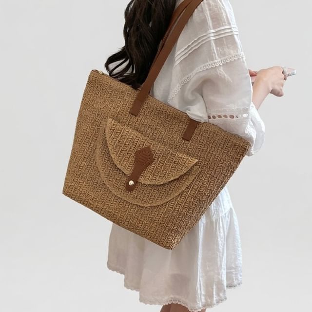 Skyglow-Pocketed Woven Straw Tote Bag
