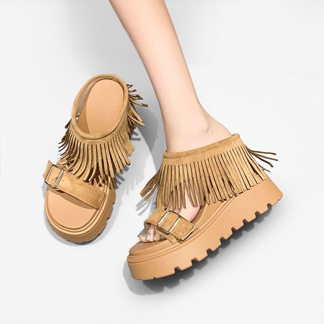 Sleeko-Hidden Wedge Fringed Buckled Sandals