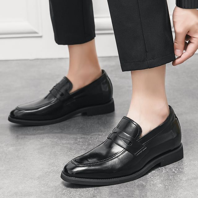 Tanzanite-Pointed Faux Leather Loafers