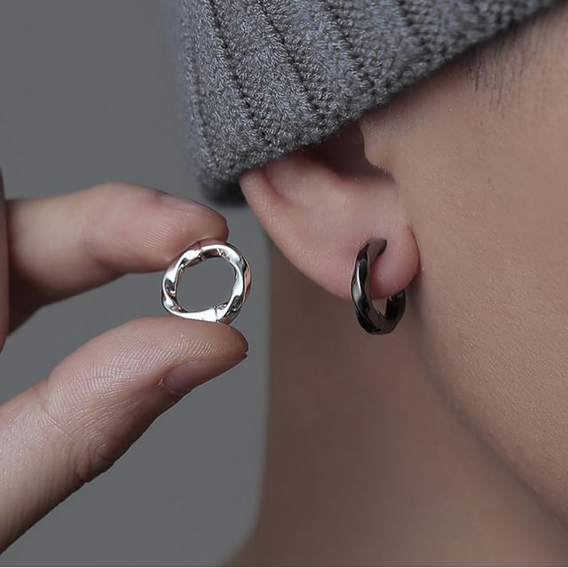 Tinseltown-Twisted Hoop Earring