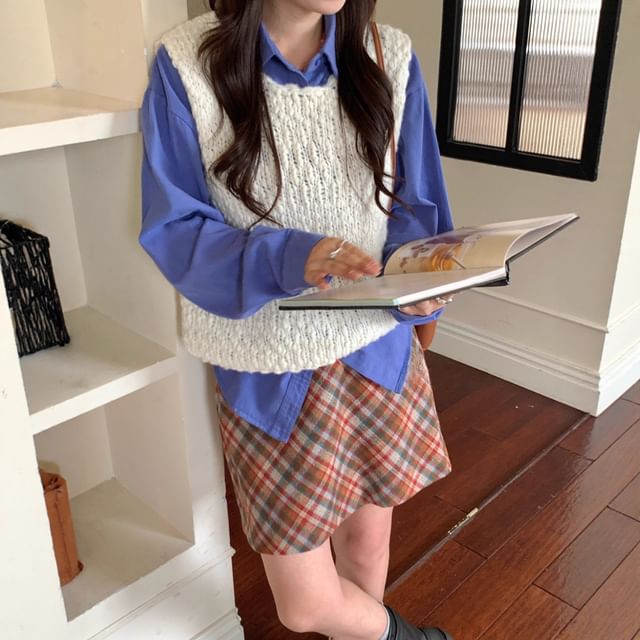 Trendycas-Crew Neck Plain Perforated Sweater Vest