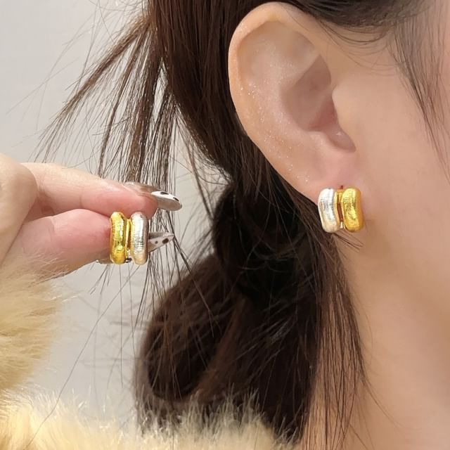True Glam-Two Tone Textured Ear Stud