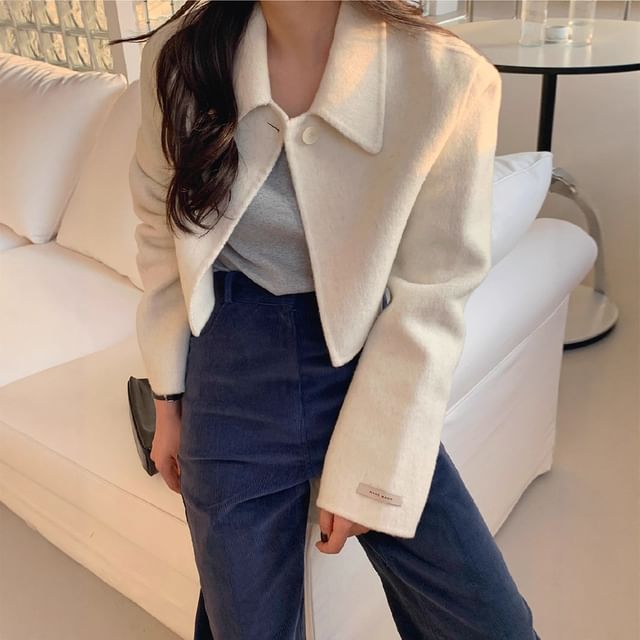 Tulstrix-Collared Plain One-Buttoned Crop Jacket