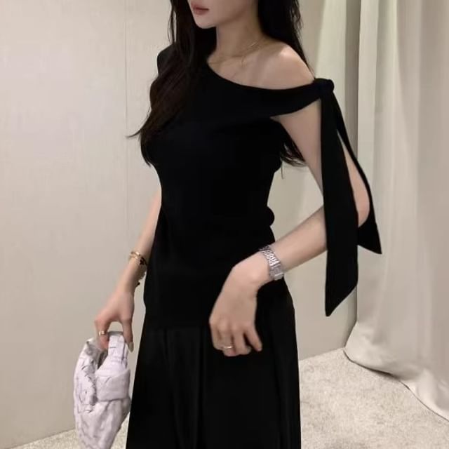 Tulstrix-Sleeveless One Shoulder Plain Asymmetrical Tie-Up Top