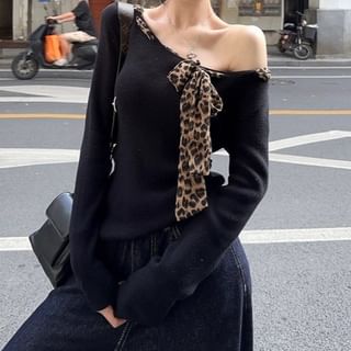 Ukiyo-Long Sleeve Off Shoulder Leopard Print Bow Top
