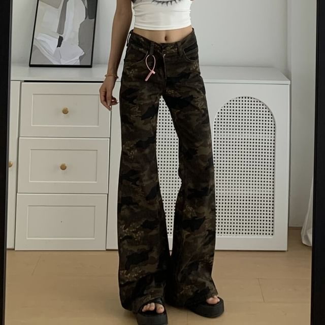 Ukiyo-Mid Rise Camo Print Flared Cargo Pants