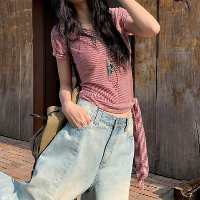 Ukiyo-Short-Sleeve V-Neck Striped Crop Top