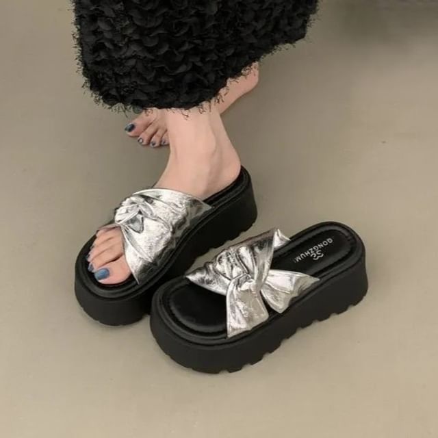 Vindler-Twisted Platform Slide Sandals