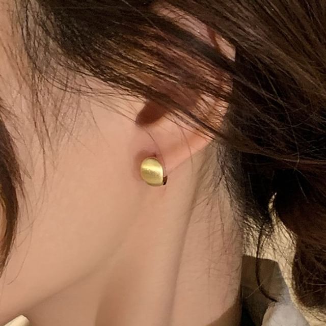 Wandoli-Matte Leverback Earring