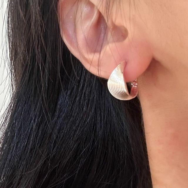 Wandoli-Twisted Huggie Earring