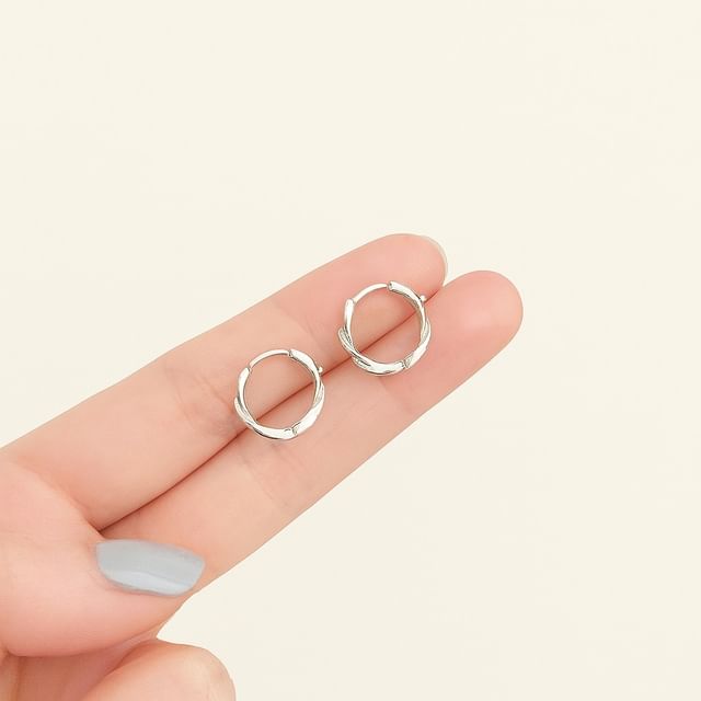 Wandoli-Twisted Huggie Earring