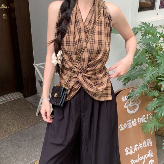 Yako-Sleeveless Twisted Plaid Top